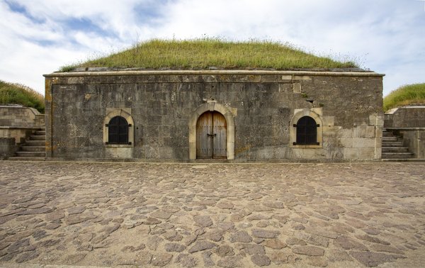 Quels sont les points clés pour choisir un emplacement de camping en montagne ?